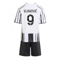 Otroški Nogometni dresi Juventus Dusan Vlahovic #9 Domači 2025-26 Kratek Rokav (+ Kratke hlače)